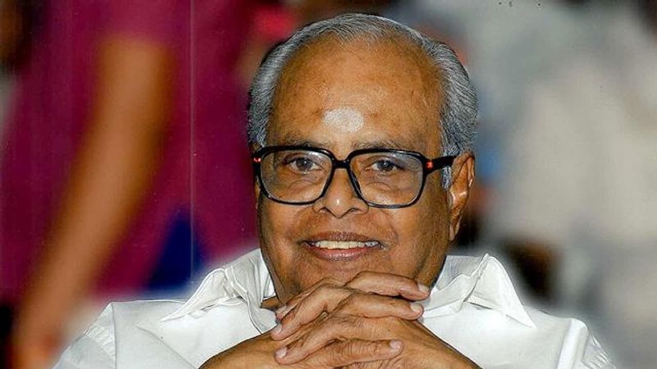 ரஜினி கமல் முயற்சியால்.. ஆழ்வார்பேட்டையில் இயக்குனர் கே.பாலசந்தருக்கு சிலை வைக்கப்படும் என தகவல்! ரஜினி கமல் முயற்சியால்.. ஆழ்வார்பேட்டையில் இயக்குனர் கே.பாலசந்தருக்கு சிலை வைக்கப்படும் என தகவல்!