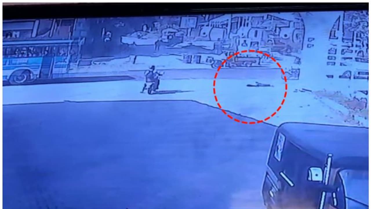 തൃശ്ശൂരിൽ സ്വകാര്യ ബസിന്റെ തുറന്നിട്ട വാതിലൂടെ പുറത്തേക്ക് വീണ് പരിക്കേറ്റ മധ്യവയസ്കൻ മരിച്ചു