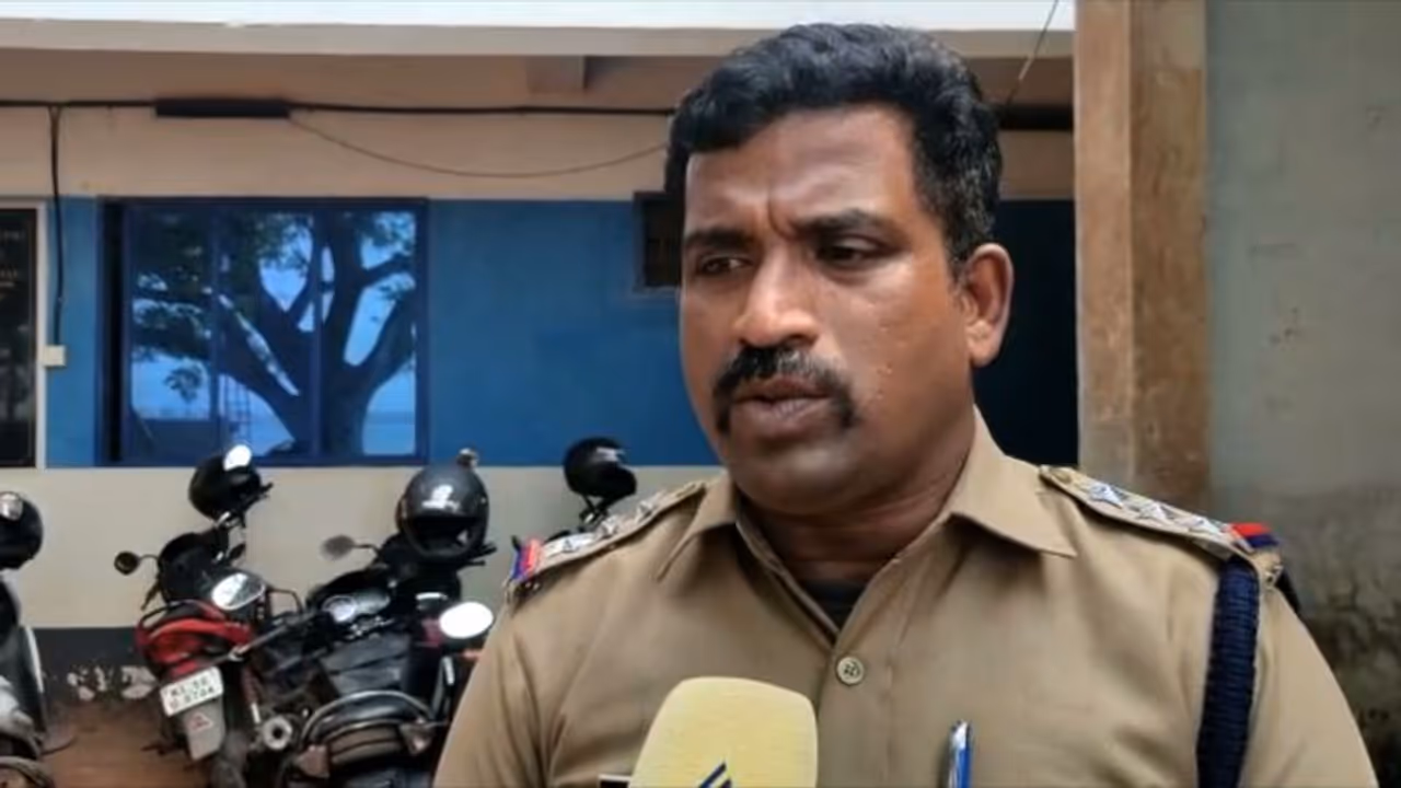 നേരിട്ട് ഹാജരാകാതെ ഇൻസ്പെക്ടർ പി.ആർ സുനു: പുറത്താക്കൽ നടപടിയുമായി ഡിജിപി മുന്നോട്ട് നേരിട്ട് ഹാജരാകാതെ ഇൻസ്പെക്ടർ പി.ആർ സുനു: പുറത്താക്കൽ നടപടിയുമായി ഡിജിപി മുന്നോട്ട്