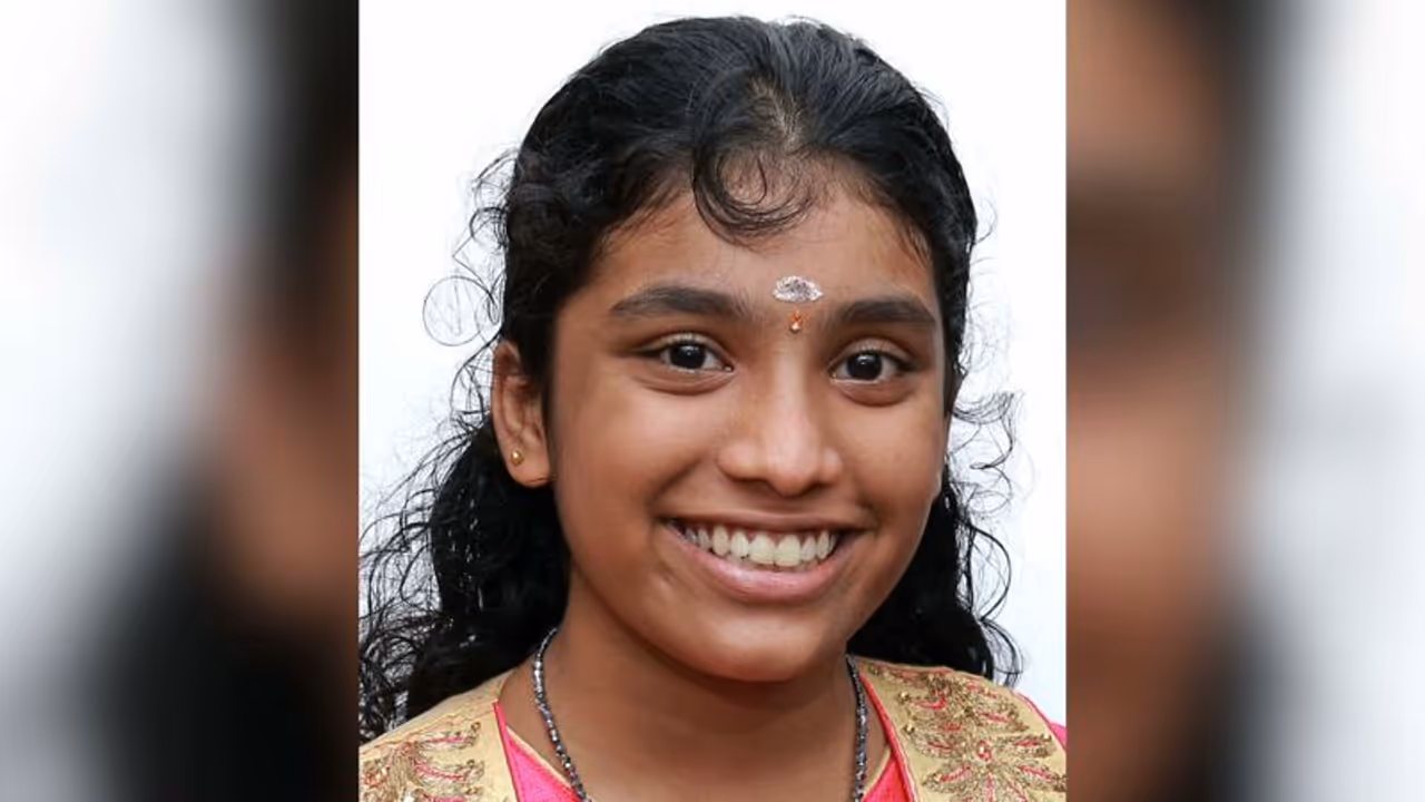 അച്ഛനൊപ്പം സ്കൂട്ടറിൽ സഞ്ചരിച്ച പെൺകുട്ടി ലോറി ഇടിച്ച് മരിച്ചു അച്ഛനൊപ്പം സ്കൂട്ടറിൽ സഞ്ചരിച്ച പെൺകുട്ടി ലോറി ഇടിച്ച് മരിച്ചു