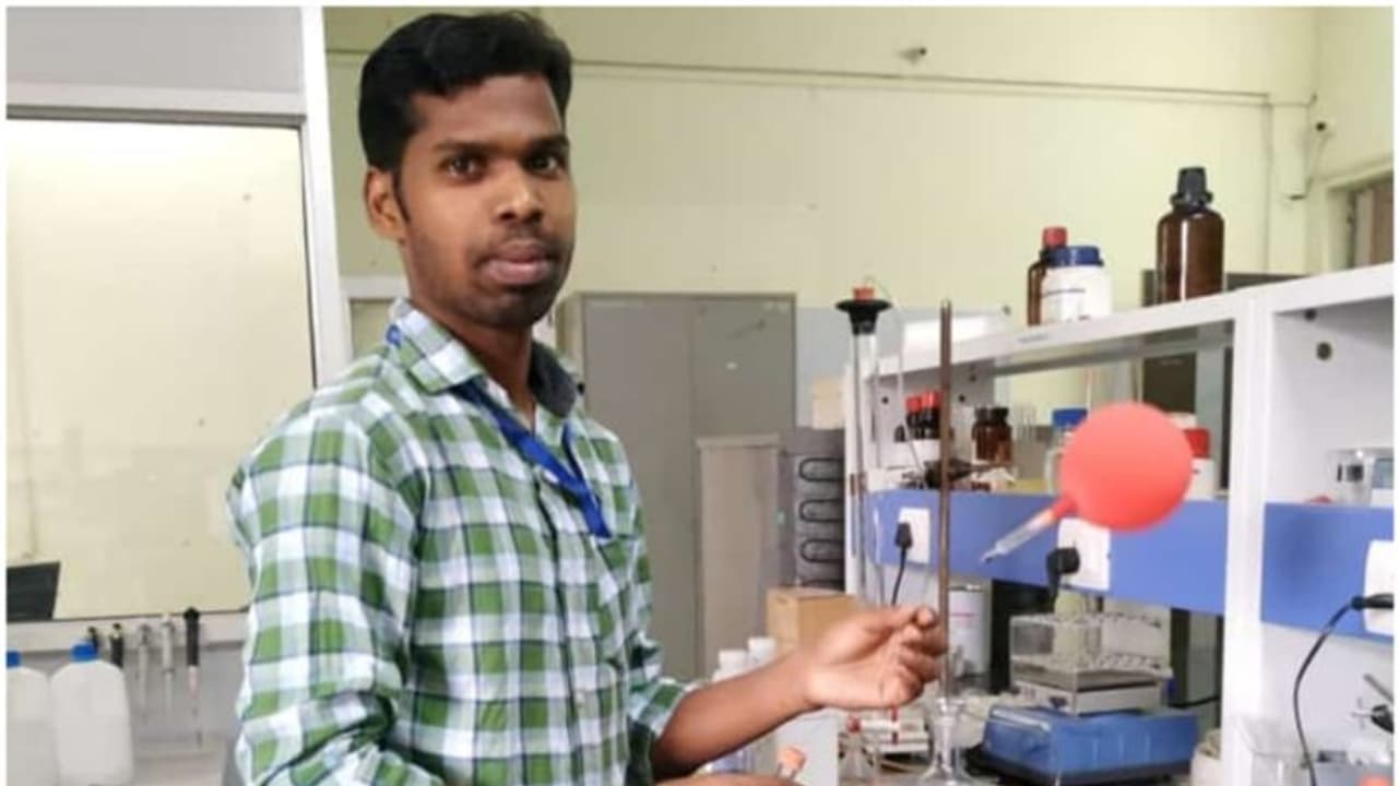 ഇരുള ഗോത്രത്തില് നിന്നും മെഡിസിനല് കെമിസ്ട്രിയില് ആദ്യ ഡോക്ടറേറ്റുമായി ചന്ദ്രന് ഇരുള ഗോത്രത്തില് നിന്നും മെഡിസിനല് കെമിസ്ട്രിയില് ആദ്യ ഡോക്ടറേറ്റുമായി ചന്ദ്രന്