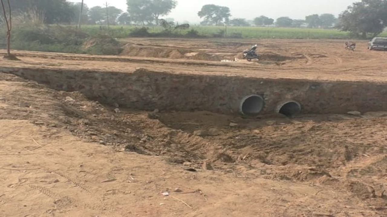 एमएलए ने पानी रोक नहर पर कर लिया कब्जा, मिट्टी डालकर बनवा दिया सीएम के लिए हेलीपैड एमएलए ने पानी रोक नहर पर कर लिया कब्जा, मिट्टी डालकर बनवा दिया सीएम के लिए हेलीपैड