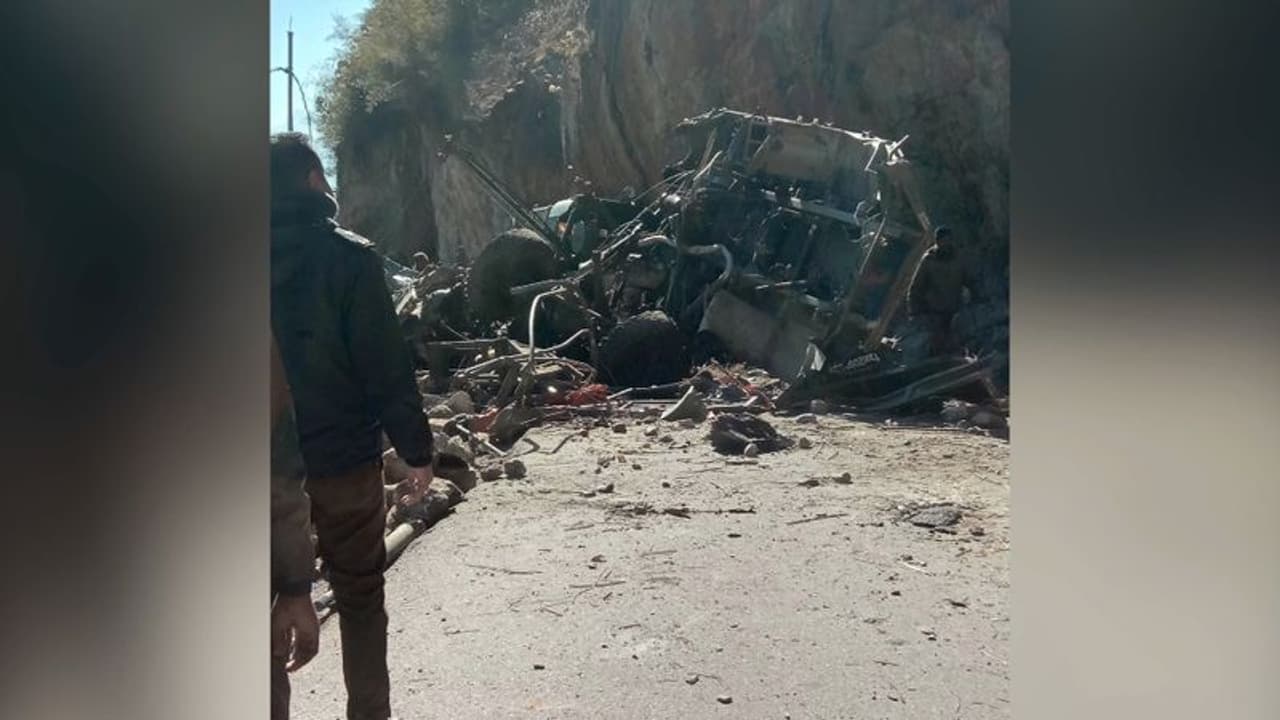 സിക്കിമിൽ ആർമി ട്രക്ക് മലയിടുക്കിലേക്ക് മറിഞ്ഞ് അപകടം, 16 സൈനികർ മരിച്ചു സിക്കിമിൽ ആർമി ട്രക്ക് മലയിടുക്കിലേക്ക് മറിഞ്ഞ് അപകടം, 16 സൈനികർ മരിച്ചു