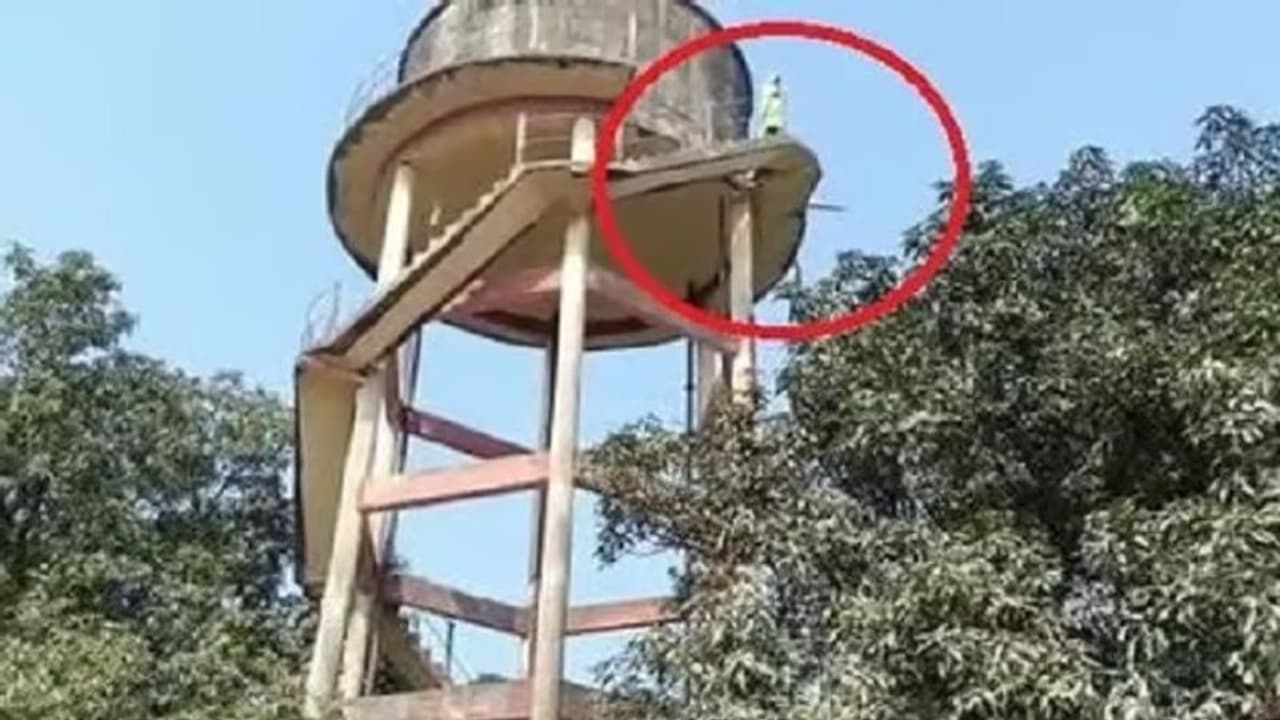 भदोही: पुलिस ने नहीं सुनी गुहार तो महिला ने निकाली अनोखी तरकीब, ग्रामीणों समेत अफसरों के भी फूल गए हाथ पांव भदोही: पुलिस ने नहीं सुनी गुहार तो महिला ने निकाली अनोखी तरकीब, ग्रामीणों समेत अफसरों के भी फूल गए हाथ पांव