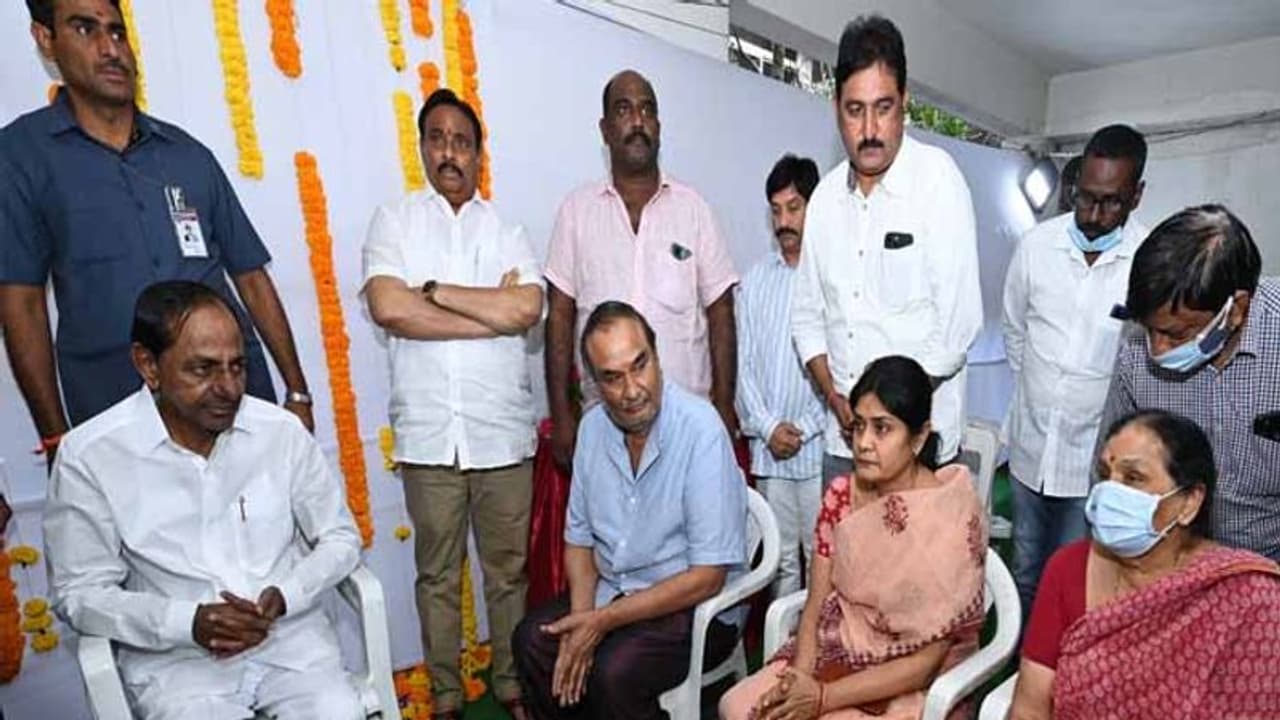 తెలుగు చలనచిత్ర పరిశ్రమ సీనియర్ నటులను కోల్పోవడం బాధాకరం: కైకాలకు కేసీఆర్ నివాళులు తెలుగు చలనచిత్ర పరిశ్రమ సీనియర్ నటులను కోల్పోవడం బాధాకరం: కైకాలకు కేసీఆర్ నివాళులు