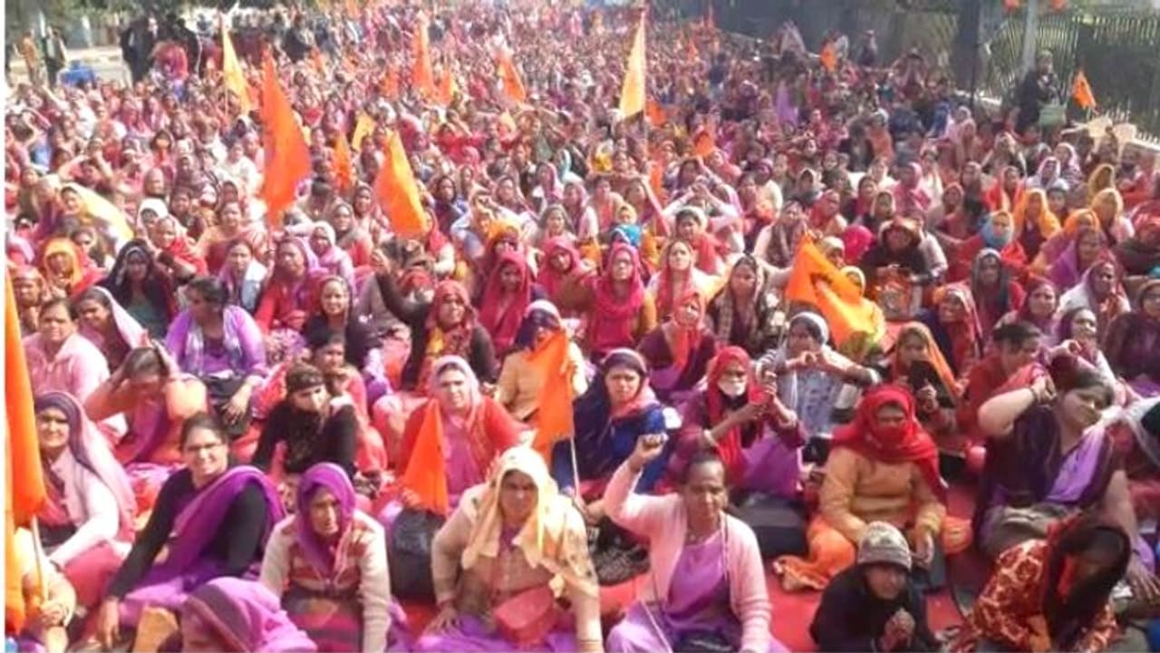 राजस्थान में ऐसा क्या हो गया कि 15 हजार महिलाएं हो गई एकजुट, बड़ा प्रदर्शन कर सरकार के खिलाफ लगा रही नारे राजस्थान में ऐसा क्या हो गया कि 15 हजार महिलाएं हो गई एकजुट, बड़ा प्रदर्शन कर सरकार के खिलाफ लगा रही नारे