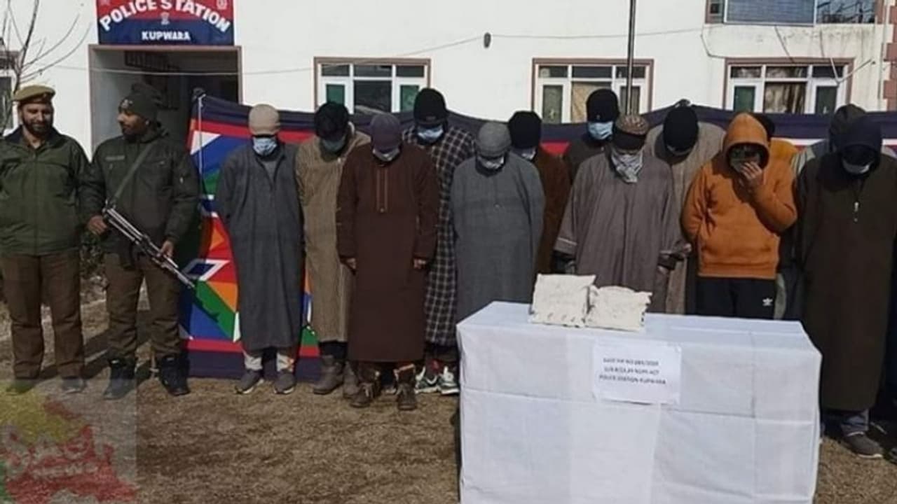 कश्मीर में ड्रग्स भेज युवाओं का जीवन तबाह कर रहा पाकिस्तान, 5 पुलिसकर्मियों सहित 17 तस्कर गिरफ्तार