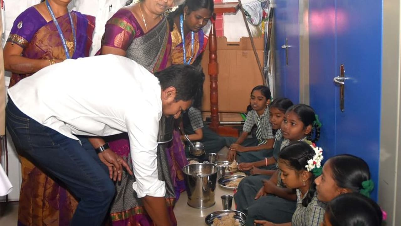 சாப்பாடு நல்லா இருக்கா? மாணவர்களுக்கு உணவு பரிமாறி ஆய்வு செய்த அமைச்சர் உதயநிதி சாப்பாடு நல்லா இருக்கா? மாணவர்களுக்கு உணவு பரிமாறி ஆய்வு செய்த அமைச்சர் உதயநிதி