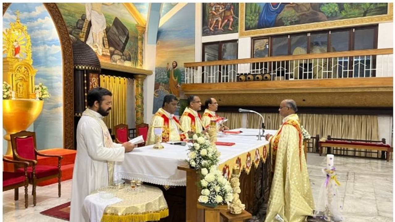 കുർബാന തർക്കം അസാധാരണ തലത്തിലേക്ക്; എറണാകുളം ബസലിക്ക പള്ളിയില് ഒരേ സമയം രണ്ട് തരം കുർബാന കുർബാന തർക്കം അസാധാരണ തലത്തിലേക്ക്; എറണാകുളം ബസലിക്ക പള്ളിയില് ഒരേ സമയം രണ്ട് തരം കുർബാന