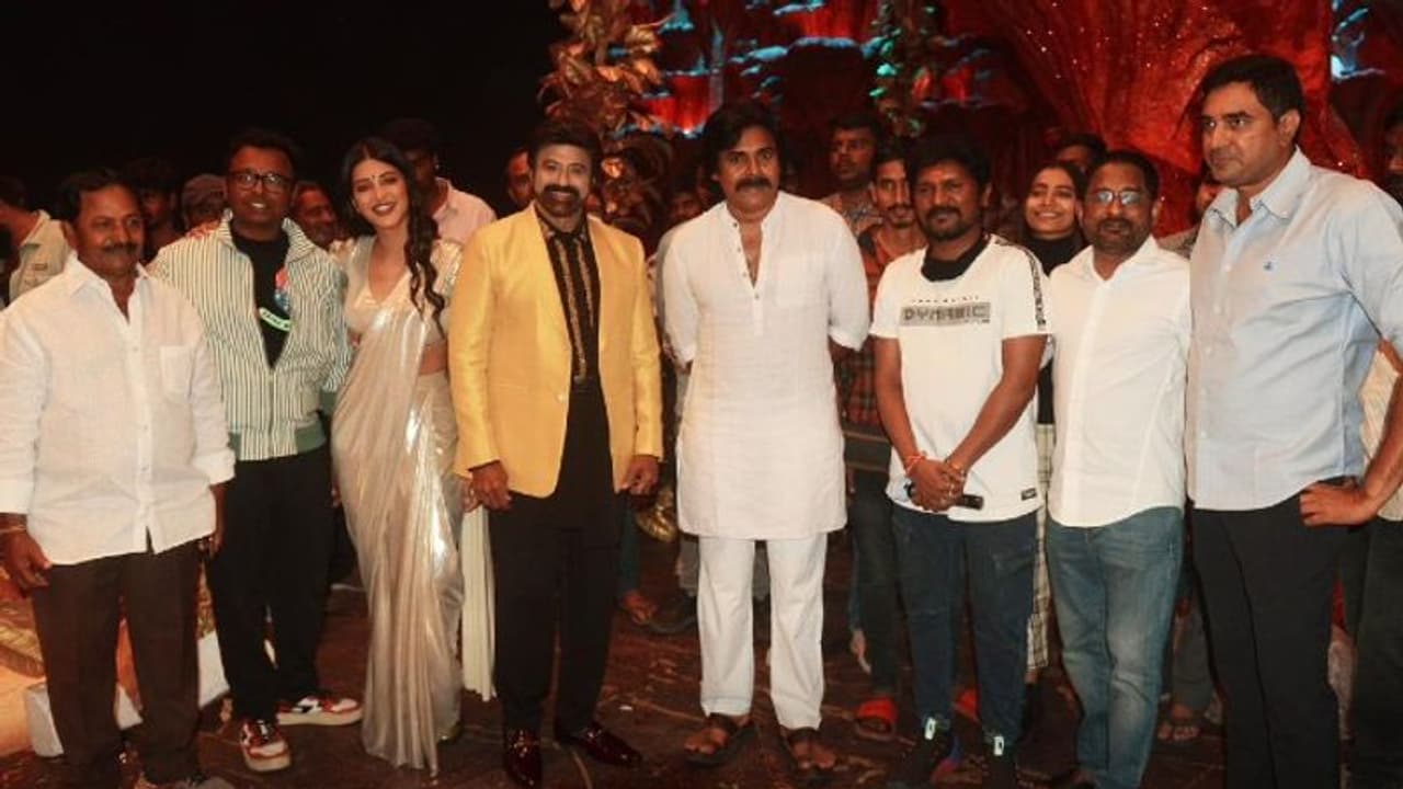 ఒకే ఫ్రేమ్లో బాలయ్య, పవన్.. వీరసింహారెడ్డి సెట్లో వీరమల్లు సందడి.. ఫ్యాన్స్ కి ఇంతకంటే ఏం కావాలి? ఒకే ఫ్రేమ్లో బాలయ్య, పవన్.. వీరసింహారెడ్డి సెట్లో వీరమల్లు సందడి.. ఫ్యాన్స్ కి ఇంతకంటే ఏం కావాలి?