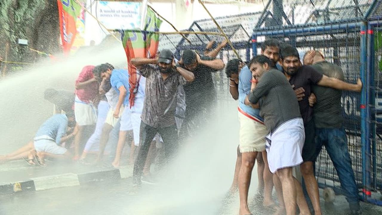 കത്ത് വിവാദത്തിൽ തിരുവനന്തപുരം മേയറുടെ രാജി ആവശ്യം; നഗരസഭാ പരിധിയിൽ ഹർത്താൽ പ്രഖ്യാപിച്ച് ബിജെപി കത്ത് വിവാദത്തിൽ തിരുവനന്തപുരം മേയറുടെ രാജി ആവശ്യം; നഗരസഭാ പരിധിയിൽ ഹർത്താൽ പ്രഖ്യാപിച്ച് ബിജെപി