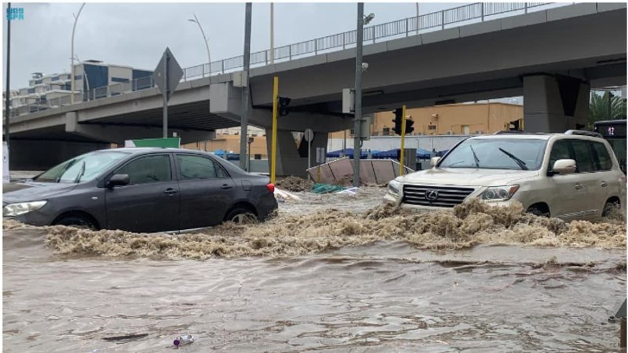മക്കയിൽ കനത്ത മഴയും വെള്ളപ്പാച്ചിലും; ചില റോഡുകളിൽ ഗതാഗത നിയന്ത്രണം, വീഡിയോ മക്കയിൽ കനത്ത മഴയും വെള്ളപ്പാച്ചിലും; ചില റോഡുകളിൽ ഗതാഗത നിയന്ത്രണം, വീഡിയോ