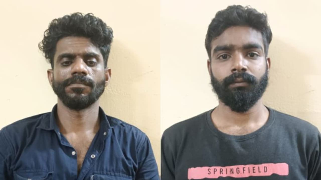 ബുള്ളറ്റില് കറങ്ങി മയക്കുമരുന്ന് കച്ചവടം; താമരശ്ശേരിയിൽ എം.ഡി.എം.എയുമായി യുവാക്കൾ അറസ്റ്റിൽ ബുള്ളറ്റില് കറങ്ങി മയക്കുമരുന്ന് കച്ചവടം; താമരശ്ശേരിയിൽ എം.ഡി.എം.എയുമായി യുവാക്കൾ അറസ്റ്റിൽ