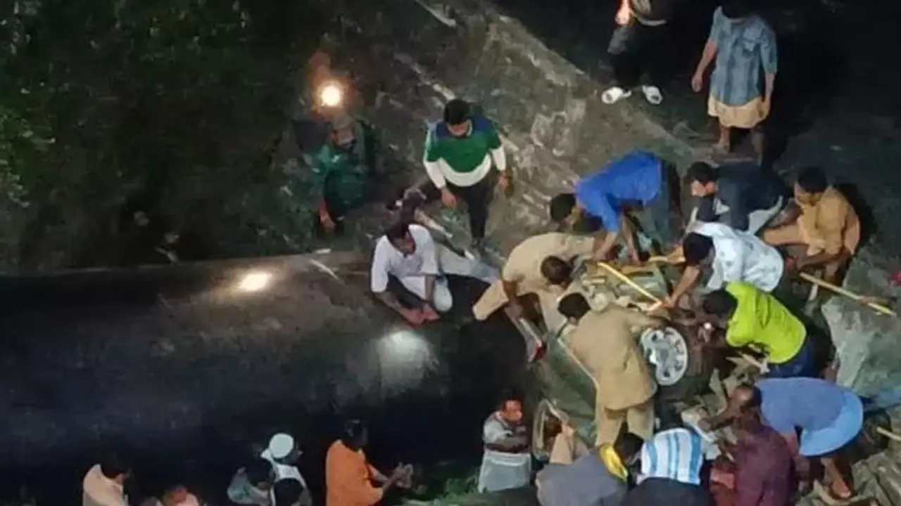 சபரிமலைக்கு சென்று திரும்பிய போது பயங்கர விபத்து! 50 அடி பள்ளத்தில் கவிழ்ந்த கார்.. 8 பக்தர்கள் பலியான சோகம்.! சபரிமலைக்கு சென்று திரும்பிய போது பயங்கர விபத்து! 50 அடி பள்ளத்தில் கவிழ்ந்த கார்.. 8 பக்தர்கள் பலியான சோகம்.!