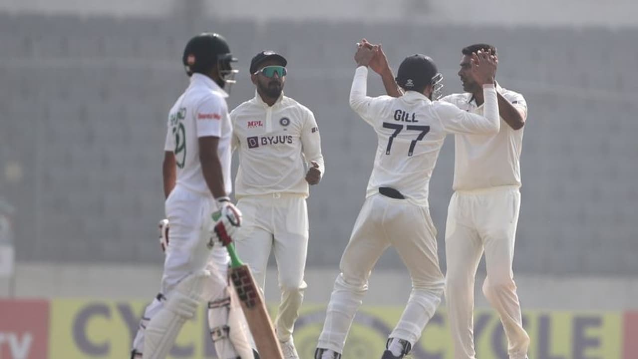 రెండో ఇన్నింగ్స్లో బంగ్లాదేశ్ ఆలౌట్... టీమిండియా ముందు 145 పరుగుల ఈజీ టార్గెట్... రెండో ఇన్నింగ్స్లో బంగ్లాదేశ్ ఆలౌట్... టీమిండియా ముందు 145 పరుగుల ఈజీ టార్గెట్...