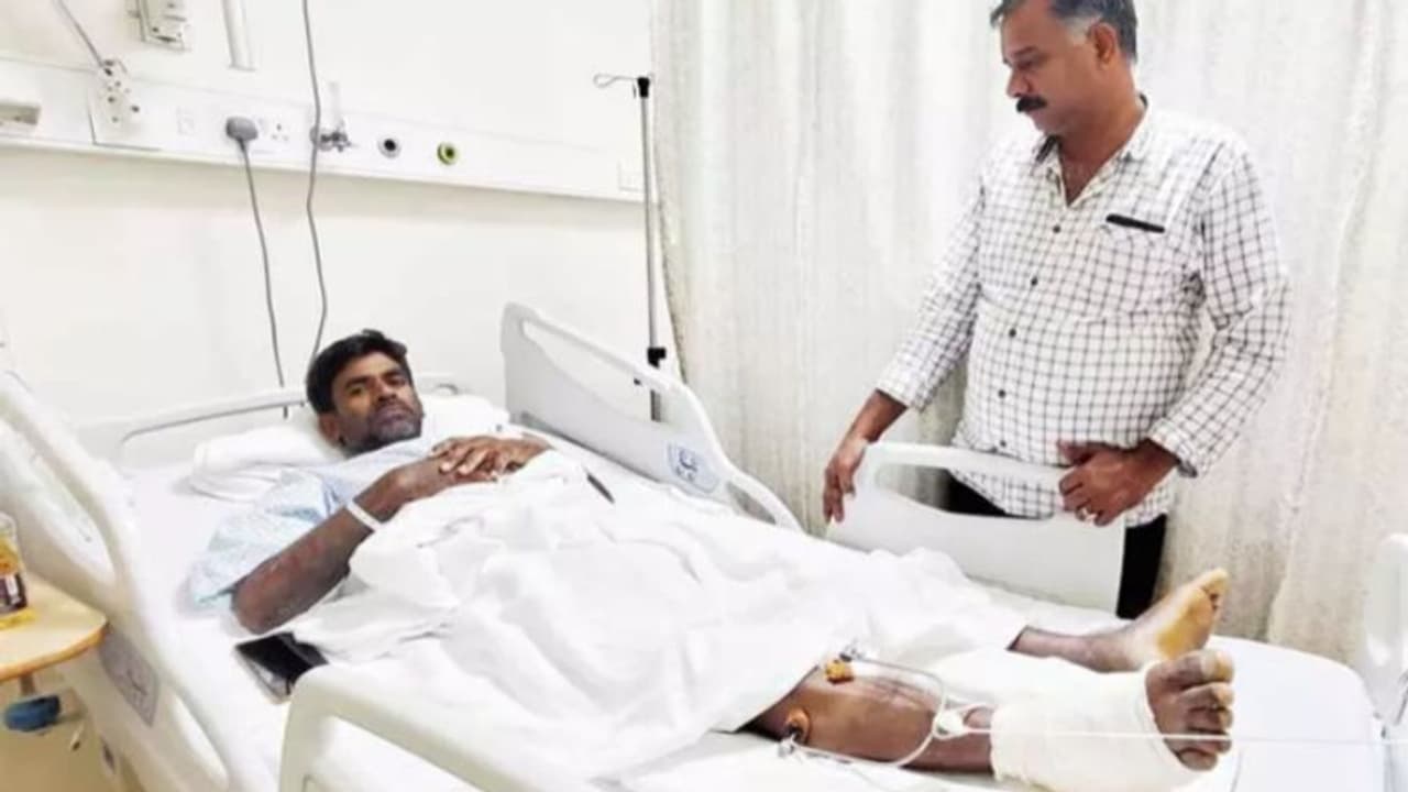 ഒമാനില് തെങ്ങില് നിന്നു വീണ് പരിക്കേറ്റ പ്രവാസി മലയാളി ചികിത്സയില് ഒമാനില് തെങ്ങില് നിന്നു വീണ് പരിക്കേറ്റ പ്രവാസി മലയാളി ചികിത്സയില്