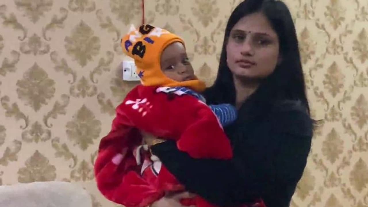 यशोदा मां: झाड़ियों में मिली थी ठंड और भूख से बिलखती बच्ची, SHO की पत्नी ने अपना दूध पिलाकर दी नई जिंदगी यशोदा मां: झाड़ियों में मिली थी ठंड और भूख से बिलखती बच्ची, SHO की पत्नी ने अपना दूध पिलाकर दी नई जिंदगी