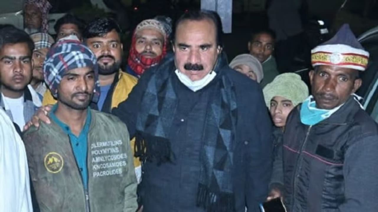 अलीगढ़ में चाय का इंतजार लोगों को पड़ा भारी, कॉफी मशीन फटने से बच्चे समेत 6 हुए घायल अलीगढ़ में चाय का इंतजार लोगों को पड़ा भारी, कॉफी मशीन फटने से बच्चे समेत 6 हुए घायल