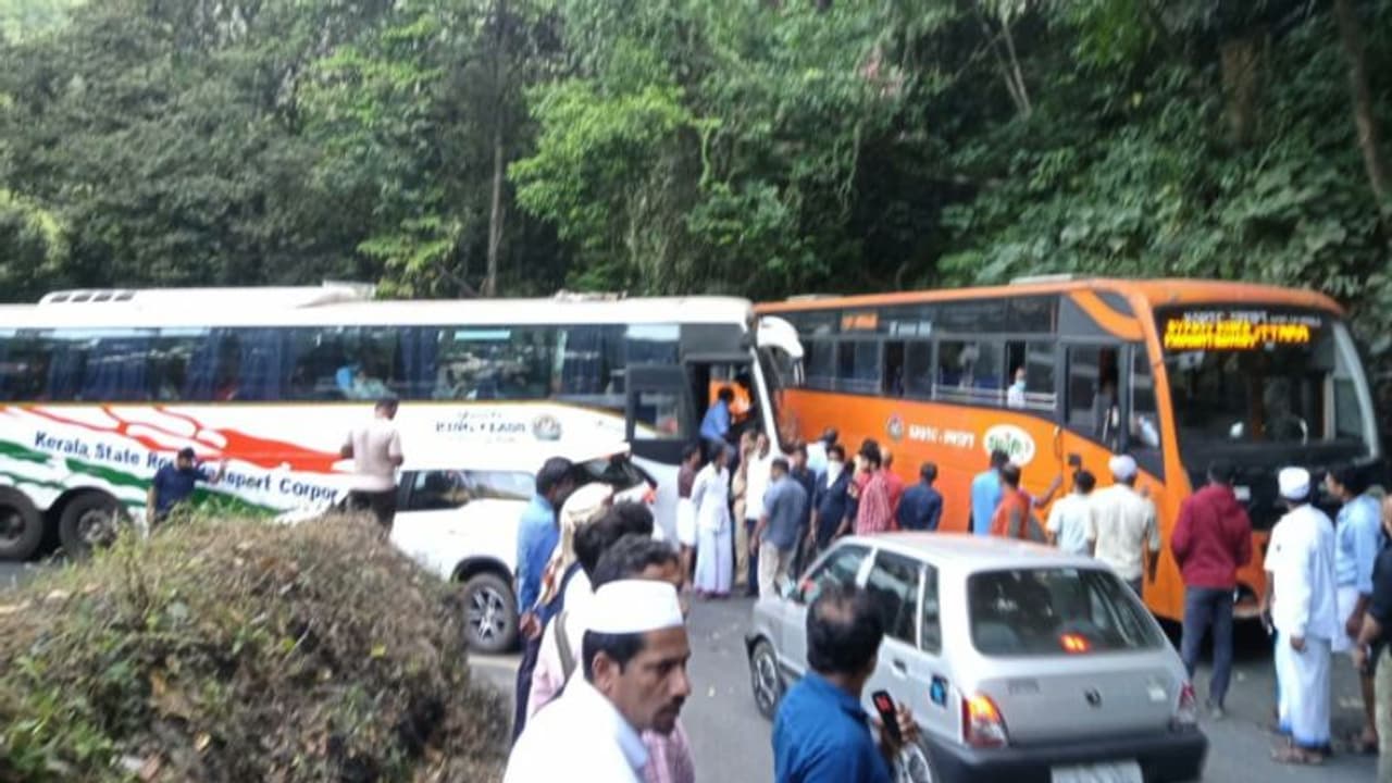 താമരശ്ശേരി ചുരത്തിലെ ഗതാഗത തടസം പരിഹരിച്ചു, കെഎസ്ആർടിസി വോൾവോ ബസ് സ്ഥലത്ത് നിന്ന് മാറ്റി താമരശ്ശേരി ചുരത്തിലെ ഗതാഗത തടസം പരിഹരിച്ചു, കെഎസ്ആർടിസി വോൾവോ ബസ് സ്ഥലത്ത് നിന്ന് മാറ്റി
