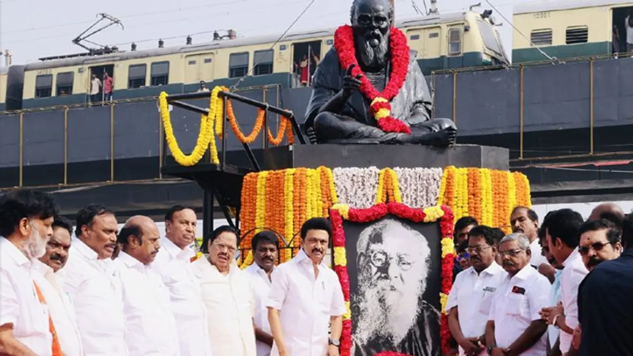 49 வது நினைவு தினம்.. தந்தை பெரியார் சிலைக்கு மரியாதை செலுத்திய கையோடு டுவீட் போட்ட முதல்வர் ஸ்டாலின்..! 49 வது நினைவு தினம்.. தந்தை பெரியார் சிலைக்கு மரியாதை செலுத்திய கையோடு டுவீட் போட்ட முதல்வர் ஸ்டாலின்..!