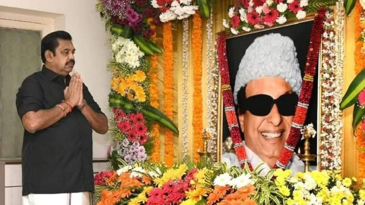 எம்.ஜி.ஆர் நினைவிடத்தில் எதிர்க்கட்சி தலைவர் பழனிசாமி மலர் தூவி மரியாதை எம்.ஜி.ஆர் நினைவிடத்தில் எதிர்க்கட்சி தலைவர் பழனிசாமி மலர் தூவி மரியாதை