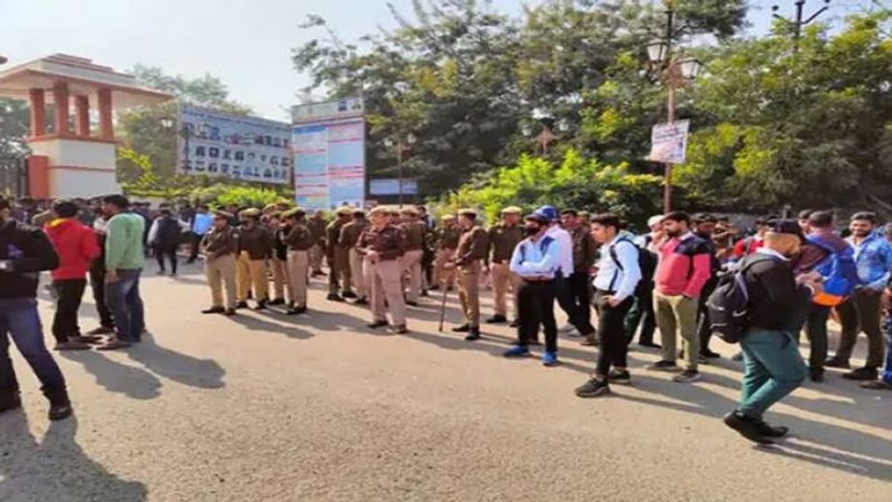 बुंदेलखंड यूनिवर्सिटी रैगिंग: व्हाट्सएप चैट से हुआ नया खुलासा, जानिए 3 अहम गलतियां जो बनी बवाल की वजह बुंदेलखंड यूनिवर्सिटी रैगिंग: व्हाट्सएप चैट से हुआ नया खुलासा, जानिए 3 अहम गलतियां जो बनी बवाल की वजह