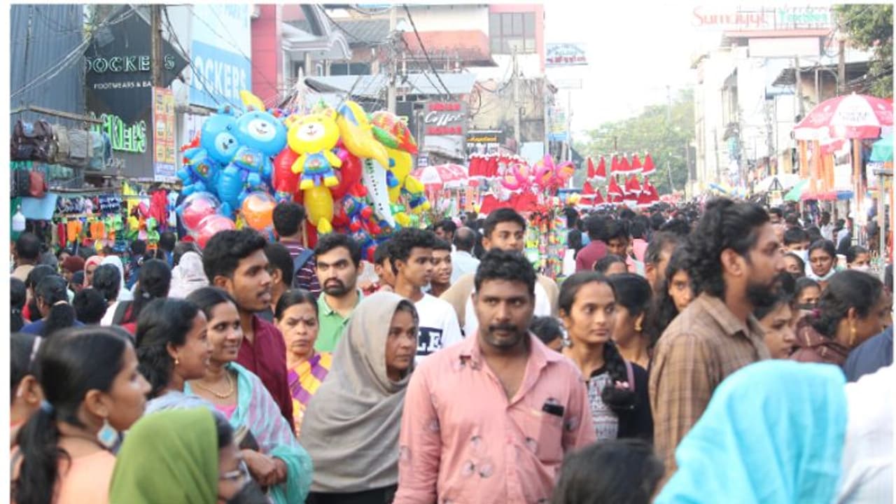 മുല്ലയ്ക്കല് ചിറപ്പും കിടങ്ങാംപറമ്പ് ഉത്സവവും; ആഘോഷങ്ങളുടെ പൂരപ്പറമ്പായി ആലപ്പുഴ നഗരം മുല്ലയ്ക്കല് ചിറപ്പും കിടങ്ങാംപറമ്പ് ഉത്സവവും; ആഘോഷങ്ങളുടെ പൂരപ്പറമ്പായി ആലപ്പുഴ നഗരം