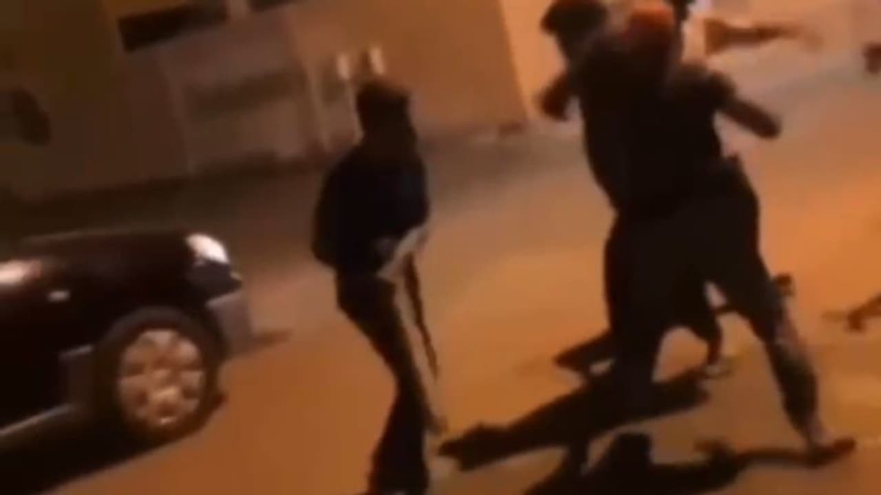 നടുറോഡില് അടിപിടി കൂടുന്ന പ്രവാസികളുടെ വീഡിയോ ദൃശ്യങ്ങള് വൈറലായതിന് പിന്നാലെ അറസ്റ്റ് നടുറോഡില് അടിപിടി കൂടുന്ന പ്രവാസികളുടെ വീഡിയോ ദൃശ്യങ്ങള് വൈറലായതിന് പിന്നാലെ അറസ്റ്റ്