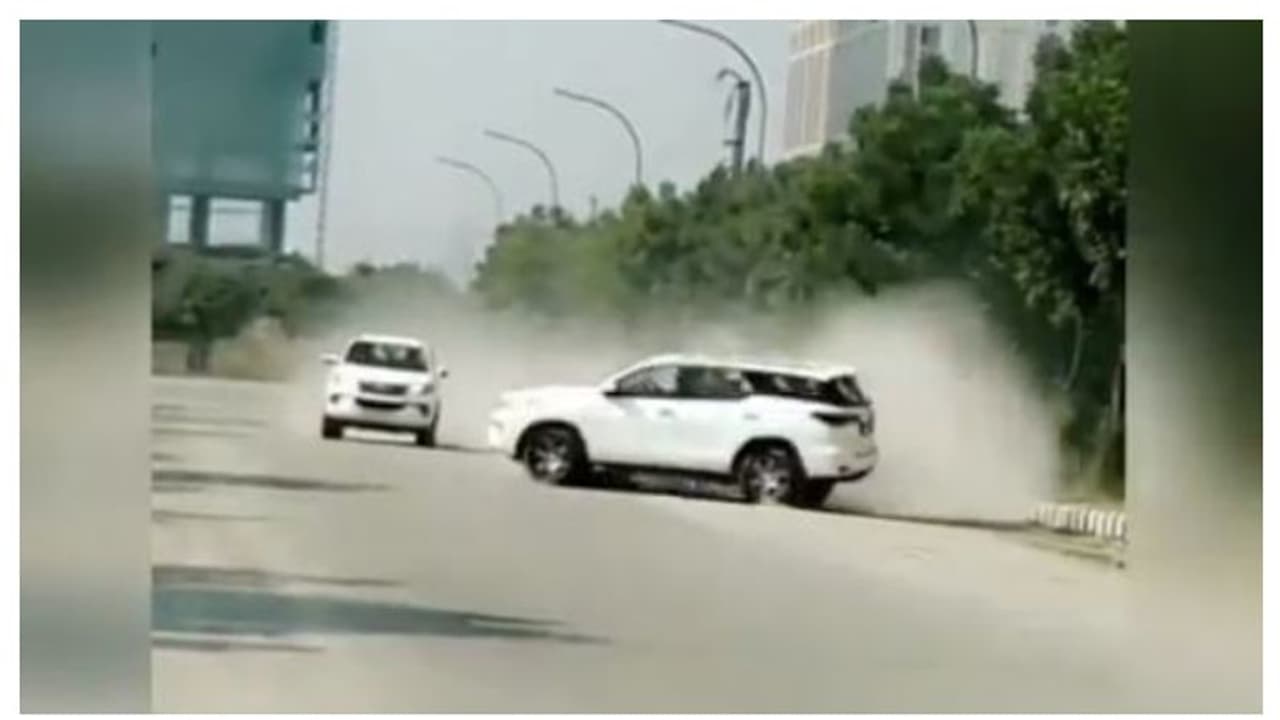 സോഷ്യൽമീഡിയയിൽ വൈറലാകണം; നടുറോഡിൽ കാർ സ്റ്റണ്ടുമായി വിദ്യാർഥികൾ വീഡിയോ സോഷ്യൽമീഡിയയിൽ വൈറലാകണം; നടുറോഡിൽ കാർ സ്റ്റണ്ടുമായി വിദ്യാർഥികൾ വീഡിയോ