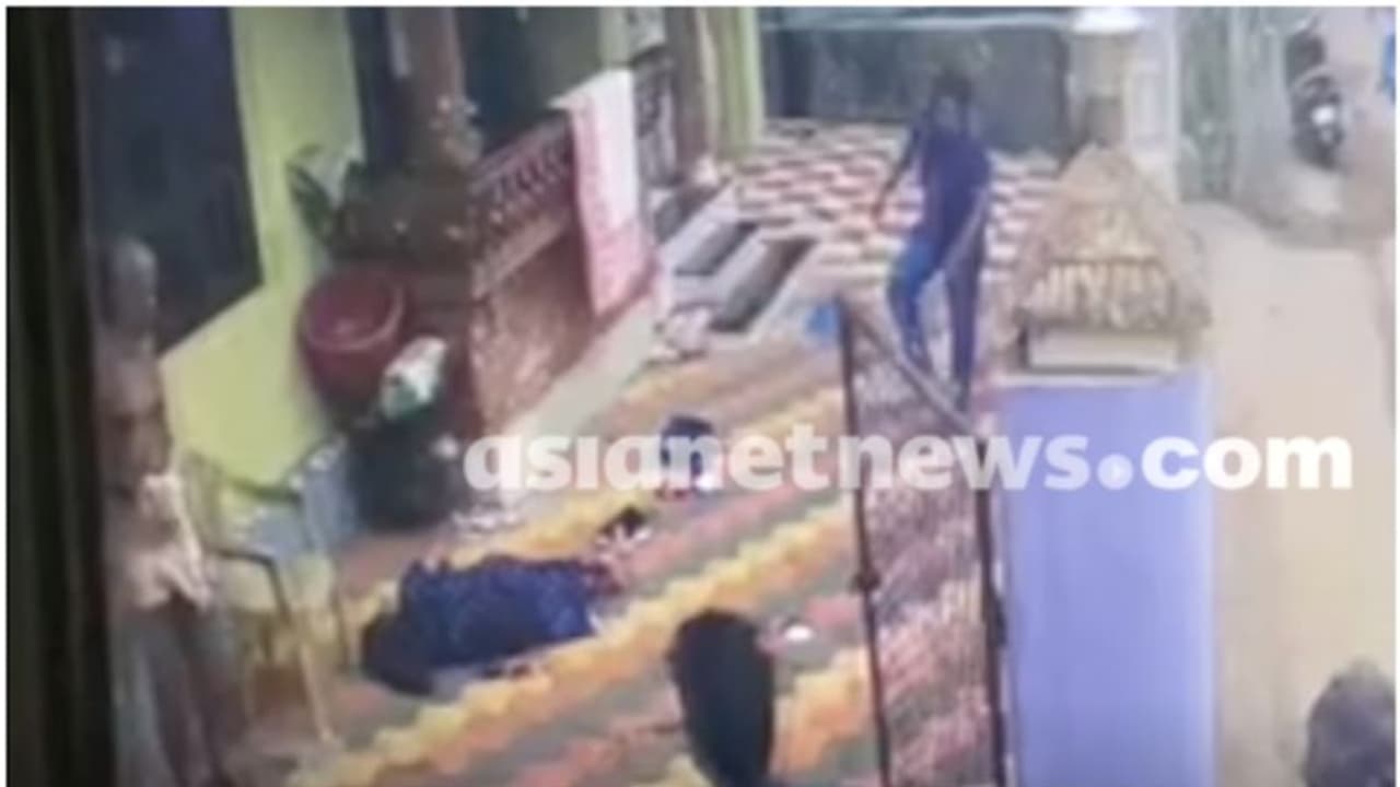 തിരുവല്ലത്ത് വീട്ടുമുറ്റത്തിട്ട് ഭാര്യയെ ഭര്ത്താവ് കൊല്ലുന്നതിന്റെ സിസിടിവി ദൃശ്യങ്ങള് പുറത്ത് തിരുവല്ലത്ത് വീട്ടുമുറ്റത്തിട്ട് ഭാര്യയെ ഭര്ത്താവ് കൊല്ലുന്നതിന്റെ സിസിടിവി ദൃശ്യങ്ങള് പുറത്ത്