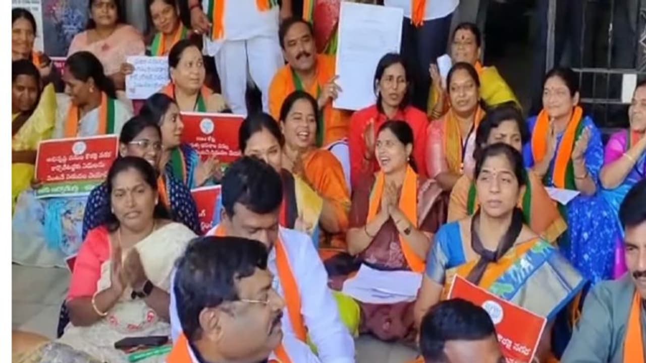 జీహెచ్ఎంసీ ఆఫీసు ముందు బీజేపీ కార్పొటరేటర్ల ఆందోళన.. అదుపులోకి తీసుకున్న పోలీసులు.. జీహెచ్ఎంసీ ఆఫీసు ముందు బీజేపీ కార్పొటరేటర్ల ఆందోళన.. అదుపులోకి తీసుకున్న పోలీసులు..