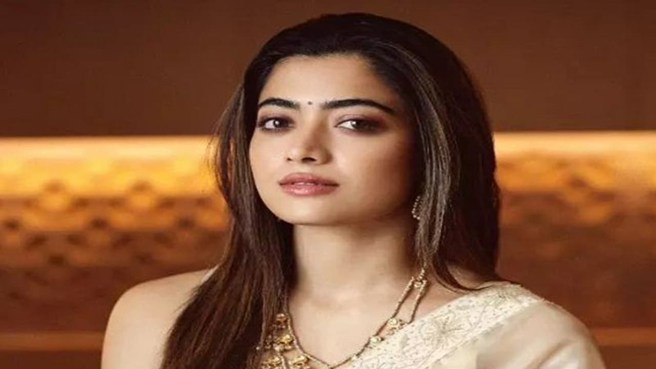 மும்பையிலிருந்து வாரிசு இசைக்காக பறந்து வந்த ராஷ்மிகா மந்தனா! மும்பையிலிருந்து வாரிசு இசைக்காக பறந்து வந்த ராஷ்மிகா மந்தனா!