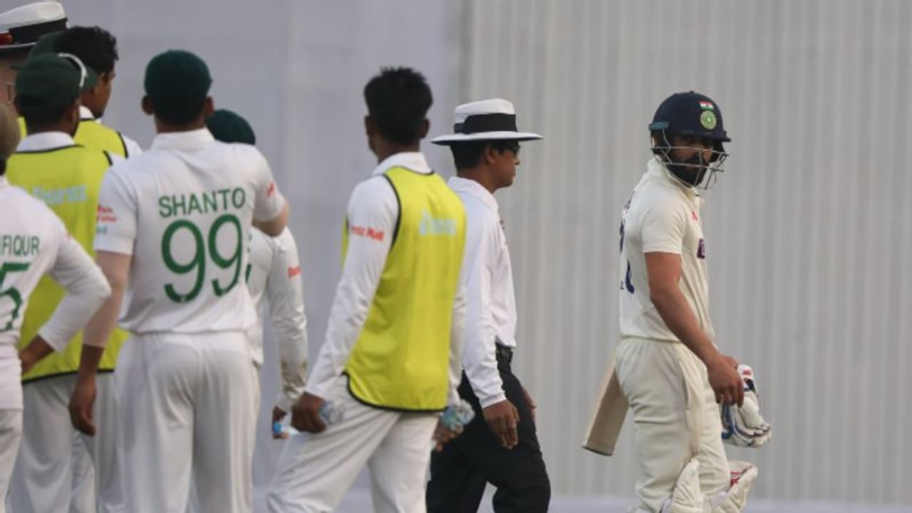 'അക്‌സറിനെ നേരത്തെ ഇറക്കിയത് കൊലിക്ക് നല്ല സന്ദേശമല്ല നല്‍കുന്നത്': വിമര്‍ശനവുമായി ഗവാസ്‌കര്‍