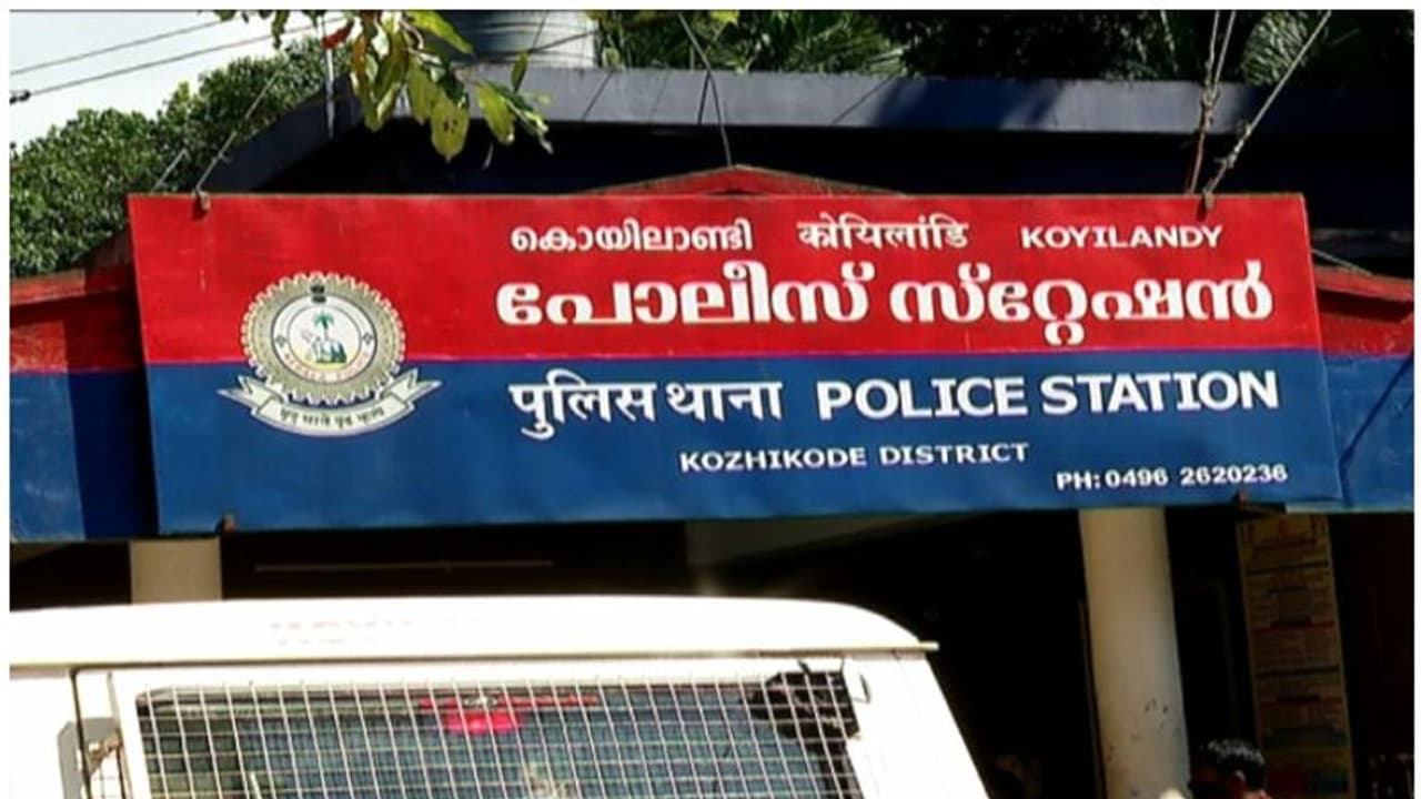 കൊയിലാണ്ടിയിലെ 19 കാരിയുടെ ആത്മഹത്യ; അമ്മയുടെ അച്ഛൻ അറസ്റ്റിൽ കൊയിലാണ്ടിയിലെ 19 കാരിയുടെ ആത്മഹത്യ; അമ്മയുടെ അച്ഛൻ അറസ്റ്റിൽ