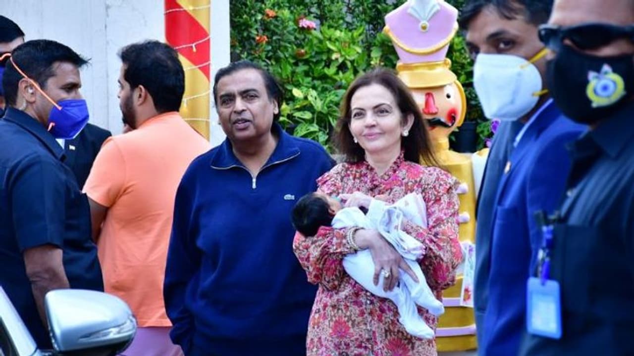 ಮುಂಬೈಗೆ ಆಗಮಿಸಿದ ಇಶಾ ಅಂಬಾನಿ, ಮಕ್ಕಳಿಗೆ ಅದ್ಧೂರಿ ಸ್ವಾಗತ: 300 ಕೆಜಿ ಚಿನ್ನ ದಾನ ಮಾಡ್ತಿರೋ ಅಂಬಾನಿ ಕುಟುಂಬ..!