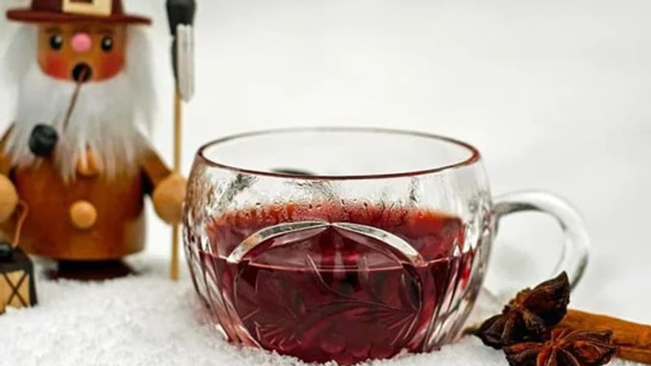 'മള്ഡ് വൈൻ' ഇല്ലാതെ എന്ത് ക്രിസ്മസ്; ഇത് തയ്യാറാക്കാനും എളുപ്പം 'മള്ഡ് വൈൻ' ഇല്ലാതെ എന്ത് ക്രിസ്മസ്; ഇത് തയ്യാറാക്കാനും എളുപ്പം