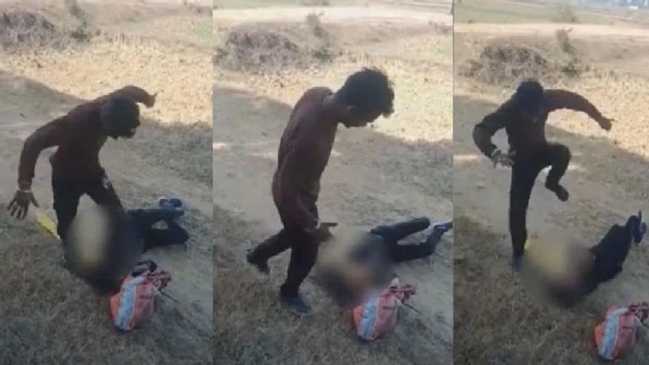 बॉयफ्रेंड की हैवानियत दहला देगी: गर्लफ्रेंड को बीच सड़क पर इतना मारा कि वो अधमरी हो गई...चेहरे पर मारी लातें बॉयफ्रेंड की हैवानियत दहला देगी: गर्लफ्रेंड को बीच सड़क पर इतना मारा कि वो अधमरी हो गई...चेहरे पर मारी लातें