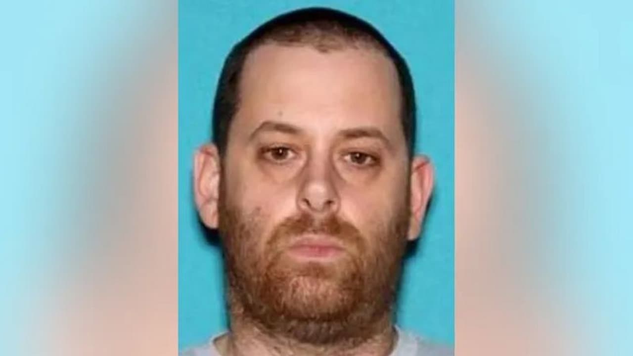 സെക്സ് വീഡിയോകളിലൂടെ കോടികളുണ്ടാക്കിയ പോണ് സൈറ്റ് ഉടമ ഒളിവു ജീവിതത്തിനിടെ പിടിയില് സെക്സ് വീഡിയോകളിലൂടെ കോടികളുണ്ടാക്കിയ പോണ് സൈറ്റ് ഉടമ ഒളിവു ജീവിതത്തിനിടെ പിടിയില്