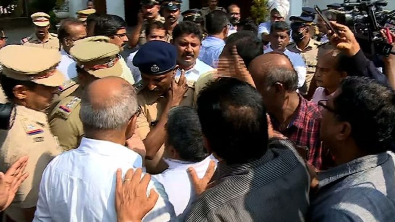 കുർബാന തർക്കം: പൊലീസ് ഏകപക്ഷീയമായി പെരുമാറിയെന്ന് ജനാഭിമുഖ കുർബാനക്കാർ, സ്റ്റേഷനിലേക്ക് മാർച്ച് നടത്തി 