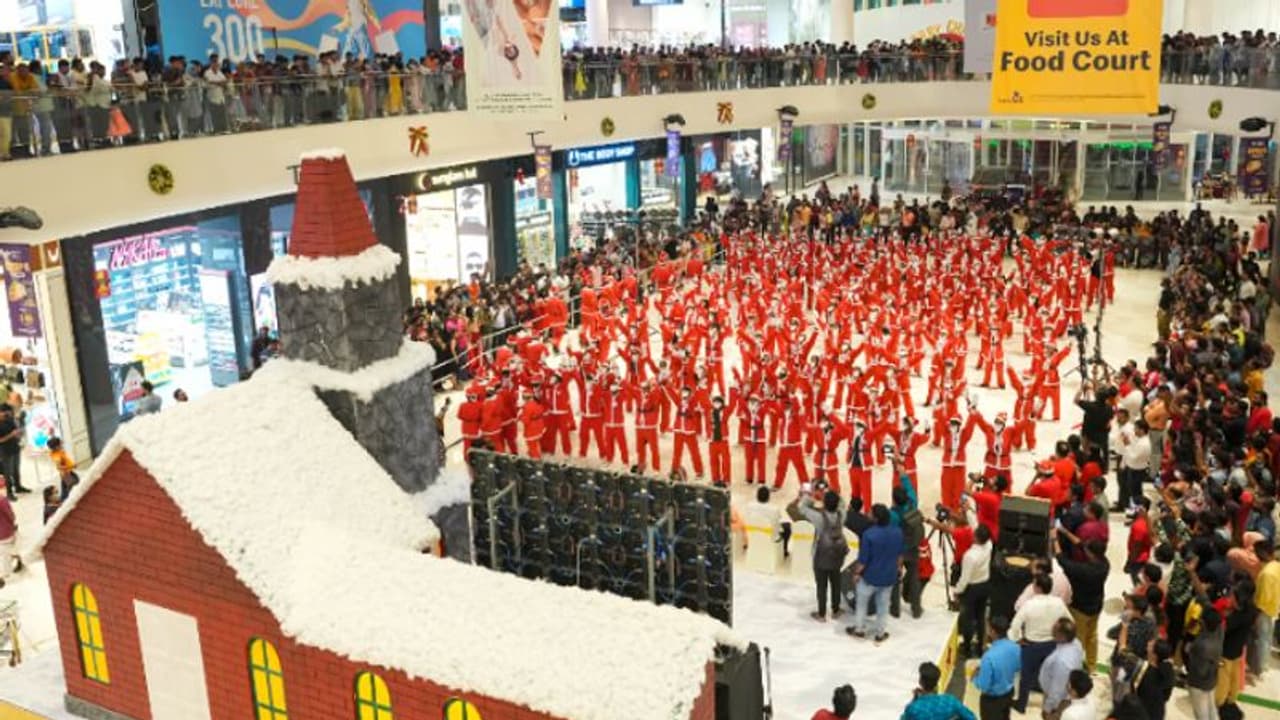 ലുലു മാളിൽ അണിനിരന്ന് 165 ക്രിസ്തുമസ് പാപ്പമാർ, ഇന്ത്യ, ഏഷ്യ ബുക്ക് ഓഫ് റെക്കോര്ഡ്സിൽ ഇടംപിടിച്ച് സംഘനൃത്തം ലുലു മാളിൽ അണിനിരന്ന് 165 ക്രിസ്തുമസ് പാപ്പമാർ, ഇന്ത്യ, ഏഷ്യ ബുക്ക് ഓഫ് റെക്കോര്ഡ്സിൽ ഇടംപിടിച്ച് സംഘനൃത്തം