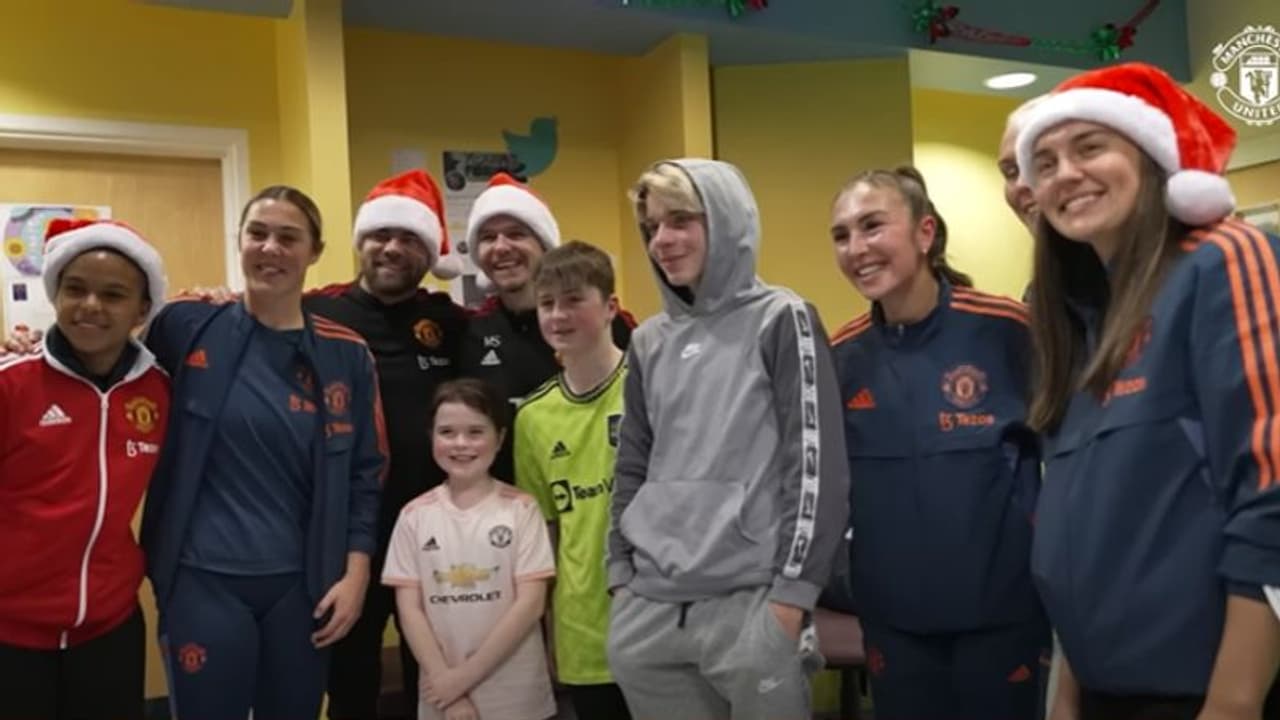 ആ പതിവ് തെറ്റിയില്ല; ആശുപത്രിയില്‍ കുട്ടികള്‍ക്ക് ക്രിസ്‌മസ് സമ്മാനങ്ങളുമായി യുണൈറ്റഡ് താരങ്ങള്‍ 