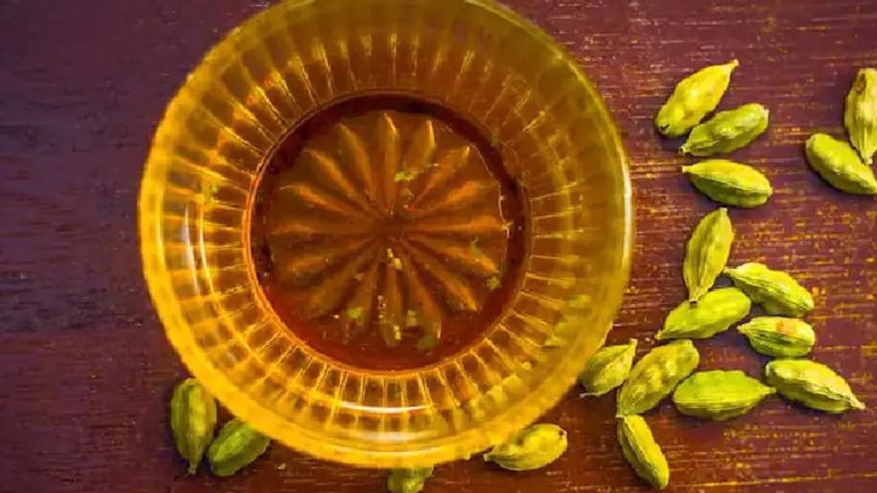 ഏലയ്ക്ക ഇട്ട വെള്ളം പതിവായി കുടിക്കാം; ഗുണങ്ങള് എന്തെല്ലാമാണെന്നോ? ഏലയ്ക്ക ഇട്ട വെള്ളം പതിവായി കുടിക്കാം; ഗുണങ്ങള് എന്തെല്ലാമാണെന്നോ?