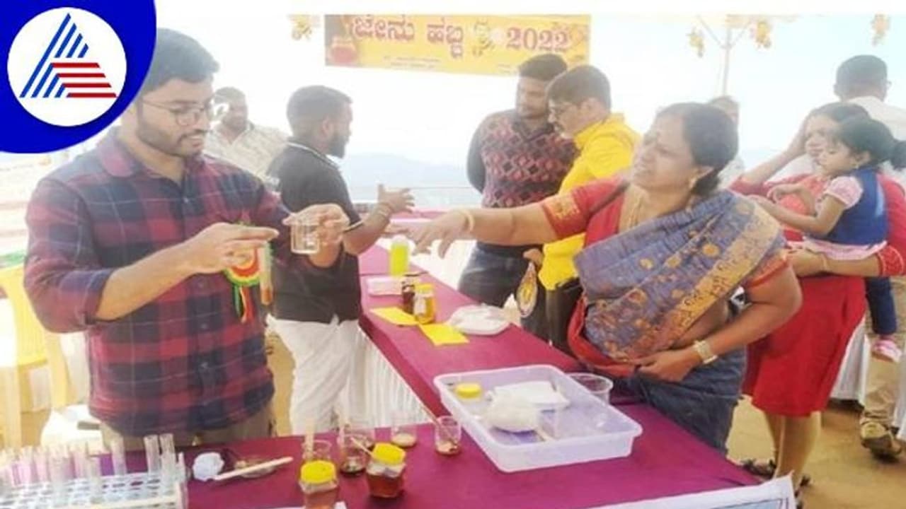 ಕೊಡಗಿನ ಪ್ರಕೃತಿಯಲ್ಲಿ ಜೇನು ಸವಿದ ಪ್ರವಾಸಿಗರು ಕೊಡಗಿನ ಪ್ರಕೃತಿಯಲ್ಲಿ ಜೇನು ಸವಿದ ಪ್ರವಾಸಿಗರು