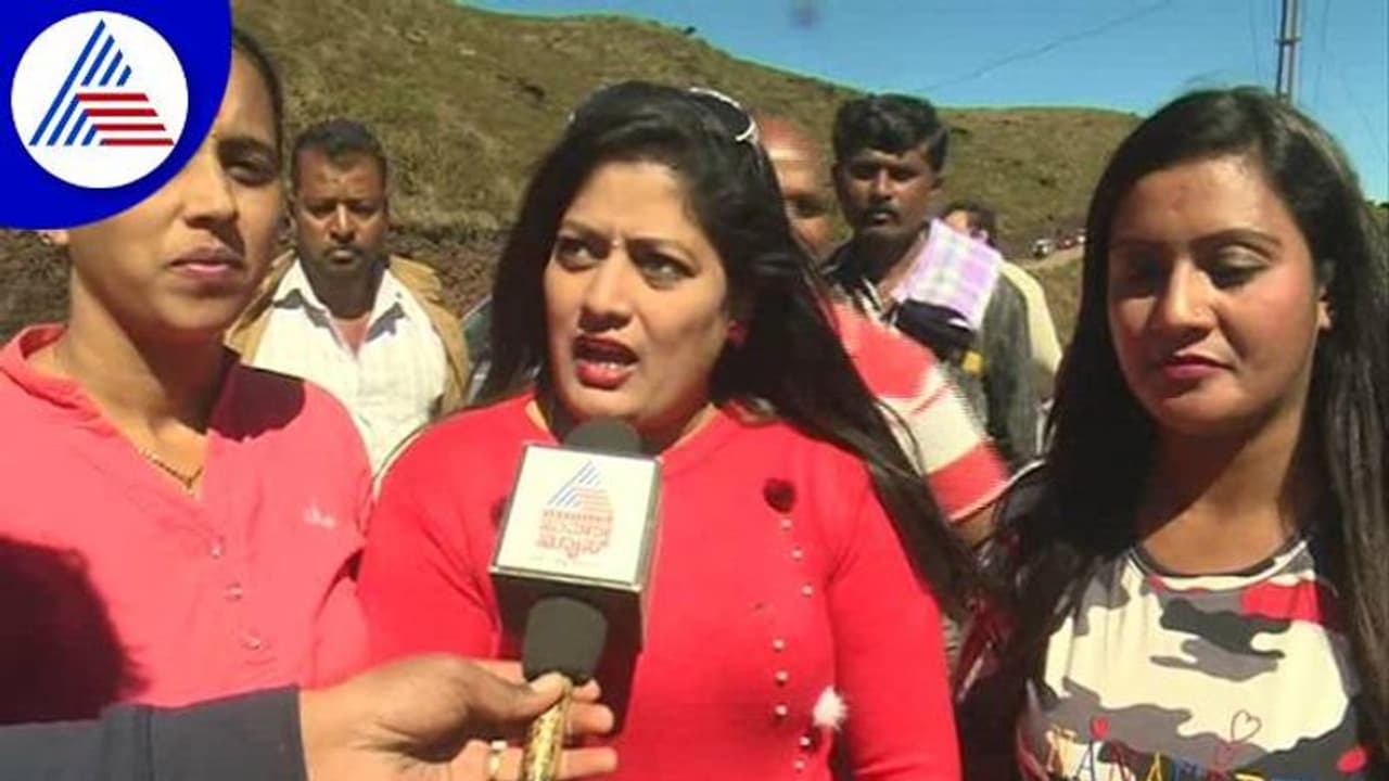 ಕೊರೋನಾತಂಕ: ಚಿಕ್ಕಮಗಳೂರಿನ ಮುಳ್ಳಯ್ಯನಗಿರಿ ಬೆಟ್ಟಕ್ಕೆ ಪ್ರವಾಸಿಗರ ದಂಡು ಕೊರೋನಾತಂಕ: ಚಿಕ್ಕಮಗಳೂರಿನ ಮುಳ್ಳಯ್ಯನಗಿರಿ ಬೆಟ್ಟಕ್ಕೆ ಪ್ರವಾಸಿಗರ ದಂಡು