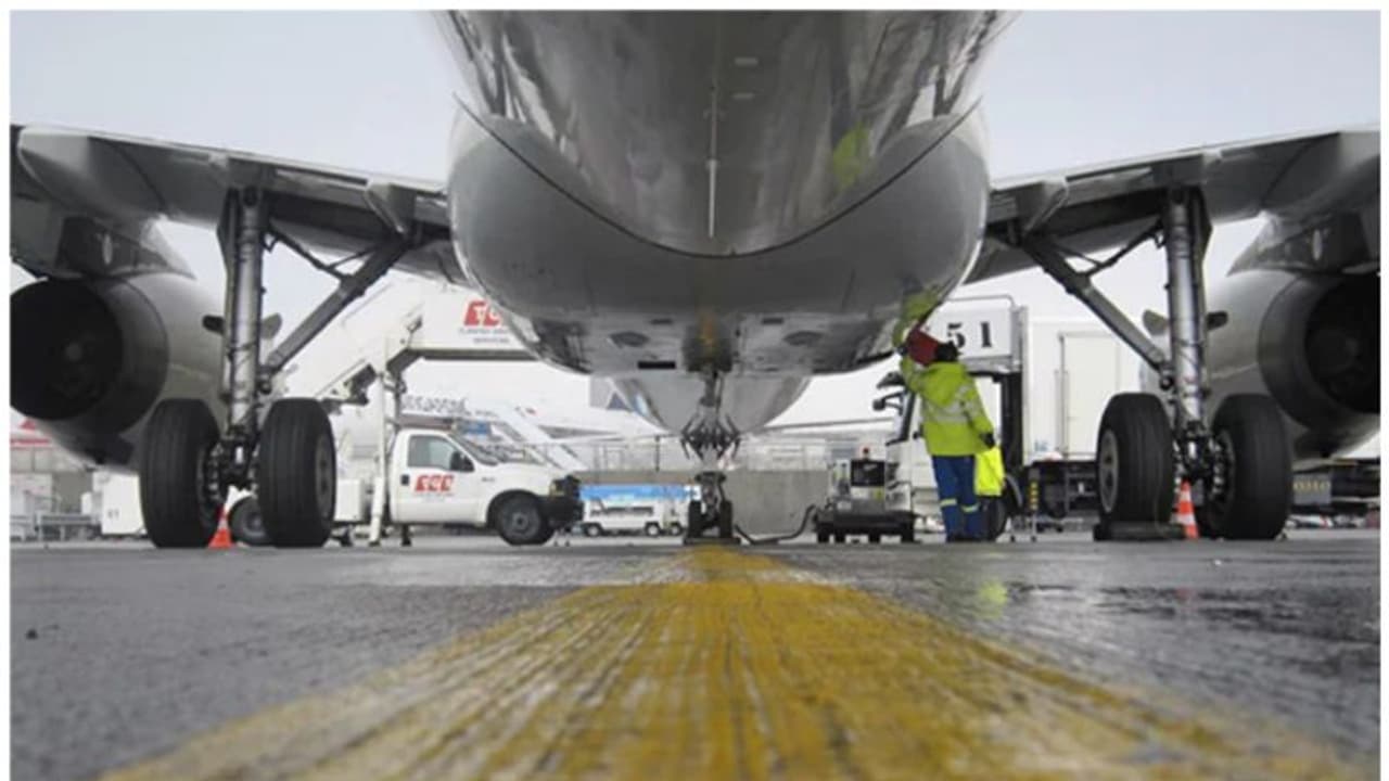 വിമാനത്തിന്റെ വീൽ ബേയിൽ മൃതദേഹം; കണ്ടെത്തിയത് ലണ്ടനിൽ ലാൻഡ് ചെയ്ത വിമാനത്തിൽ വിമാനത്തിന്റെ വീൽ ബേയിൽ മൃതദേഹം; കണ്ടെത്തിയത് ലണ്ടനിൽ ലാൻഡ് ചെയ്ത വിമാനത്തിൽ