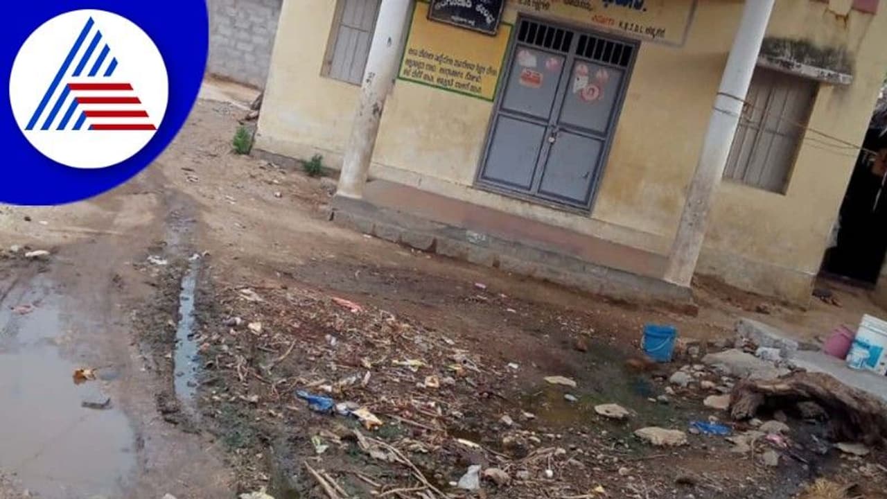 Chitradurga News: ಕೊಳಚೆ ನೀರಿನಿಂದ ದುರ್ಗಂಧ; ಗ್ರಾಪಂ ನಿರ್ಲಕ್ಷ್ಯ ಆರೋಪ Chitradurga News: ಕೊಳಚೆ ನೀರಿನಿಂದ ದುರ್ಗಂಧ; ಗ್ರಾಪಂ ನಿರ್ಲಕ್ಷ್ಯ ಆರೋಪ