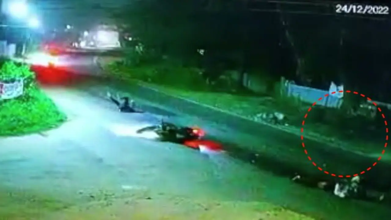 கோவையில் பயங்கரம்; சீறிப்பாய்ந்த இருசக்கர வாகனம் கட்டுப்பாட்டை இழந்து விபத்து 2 பேர் பலி கோவையில் பயங்கரம்; சீறிப்பாய்ந்த இருசக்கர வாகனம் கட்டுப்பாட்டை இழந்து விபத்து 2 பேர் பலி