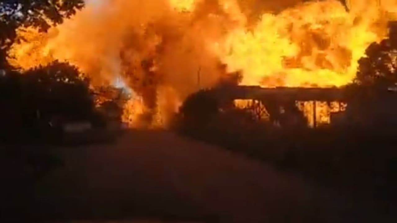 दक्षिण अफ्रीका: पुल के नीचे फंसे LPG टैंकर में धमाका, 10 लोगों की मौत, 40 घायल दक्षिण अफ्रीका: पुल के नीचे फंसे LPG टैंकर में धमाका, 10 लोगों की मौत, 40 घायल