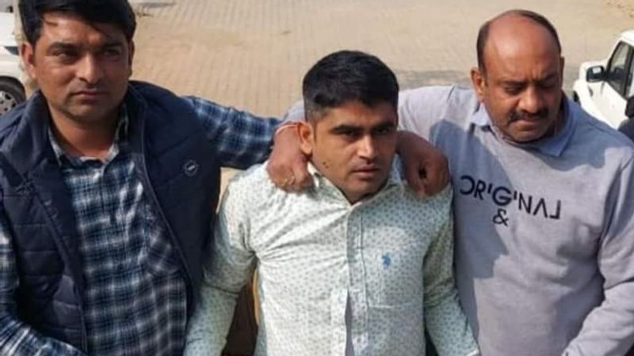 राजस्थान पेपर लीक मामला: नकल कराने 1 लाख में किराए पर ली थी GPS लगी बस, मास्टरमाइंड मंत्रियों का करीबी! राजस्थान पेपर लीक मामला: नकल कराने 1 लाख में किराए पर ली थी GPS लगी बस, मास्टरमाइंड मंत्रियों का करीबी!