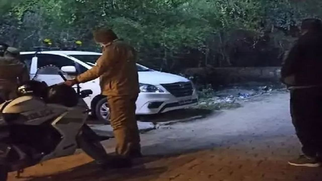 होटल में प्रेमिका के साथ बर्थडे मनाने पहुंचे युवक की मौत, कमरे के पीछे साइड की खिड़की खुली देख पुलिस भी हैरान होटल में प्रेमिका के साथ बर्थडे मनाने पहुंचे युवक की मौत, कमरे के पीछे साइड की खिड़की खुली देख पुलिस भी हैरान